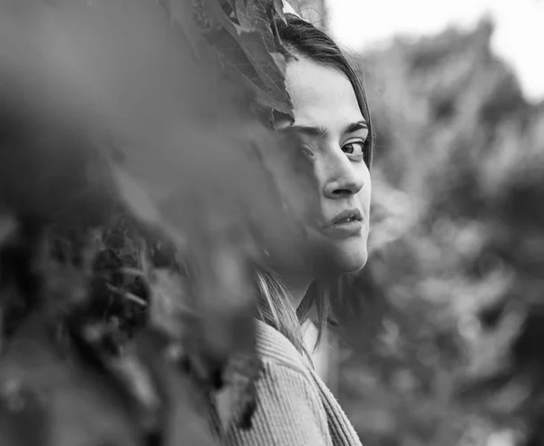 Wanita dengan wajah tersembunyi di ivy musim gugur meninggalkan latar belakang — Stok Foto