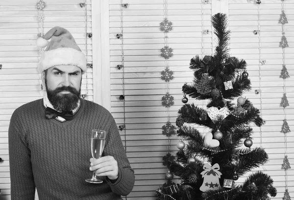 Celebração e conceito de humor de Ano Novo. Homem com barba — Fotografia de Stock