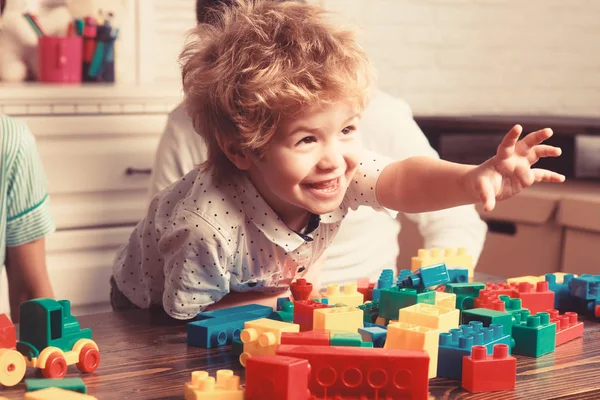 Niño jugar con ladrillos de construcción de juguete. Concepto juegos familiares . — Foto de Stock