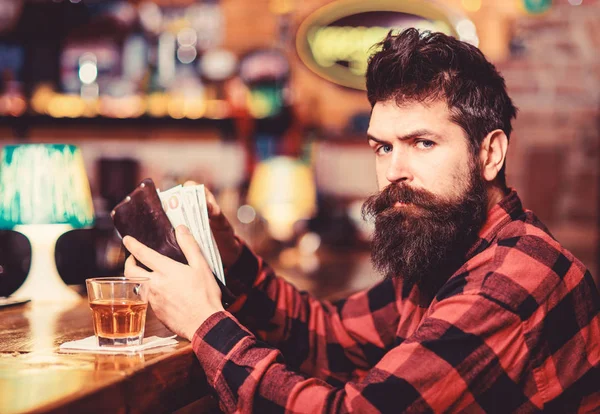 Guy pasar el ocio en el bar, fondo desenfocado . —  Fotos de Stock