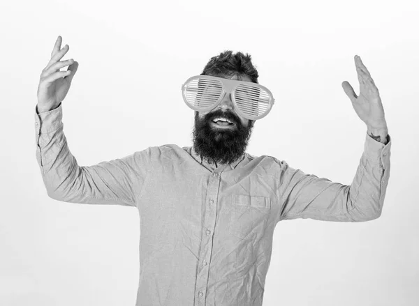 Concept d'humeur gai. Hipster regardant à travers des lunettes de soleil à rayures géantes. Un type avec la barbe qui s'amuse. Homme avec barbe et moustache sur le visage heureux porte de drôles de grandes lunettes, fond blanc — Photo