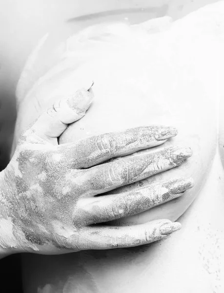 裸照女人身体覆盖她性感的乳房 用手涂抹在金色閃閃發光和白漆 — 图库照片