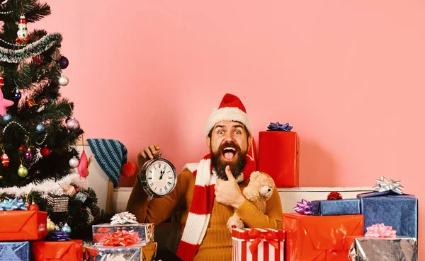 Père Noël tient vieille horloge montrant pouces vers le haut. — Photo