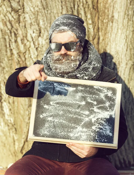 Heyecanlı Adam Hippi Siyah Güneş Gözlüklü Sakallı Bıyıklı Beyaz Donla — Stok fotoğraf