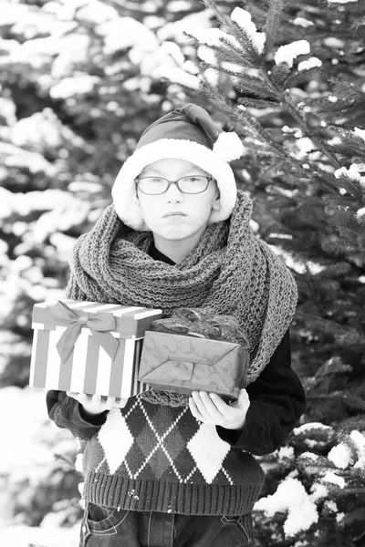 Niño pequeño con cajas de regalo en invierno al aire libre —  Fotos de Stock