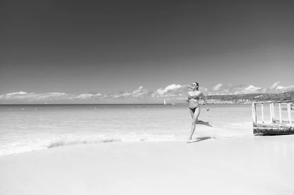 爽やかで楽しいです。女の子ビキニ波紺碧の海のビーチを実行します。休暇の豪華な熱帯の海のビーチリゾート。女性セクシーなボディリラックス海の白い砂浜アンティグア。魔法のターコイズブルーのラグーンを走る — ストック写真