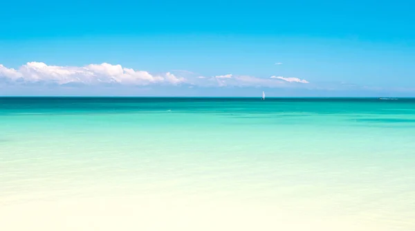 Mooie witte wolken op blauwe hemel over kalme zee — Stockfoto