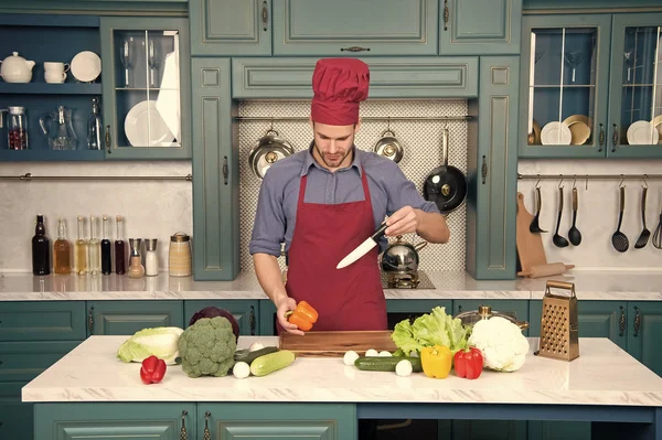 Chef kokend voedsel in keuken — Stockfoto