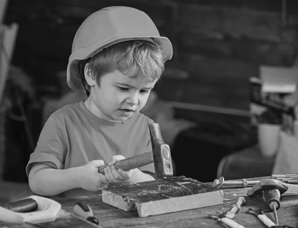 Praca z młotem koncentratu dziecko. Mały chłopiec, zdobywania nowych umiejętności. Przedszkolak uczenia się wbijać gwóźdź — Zdjęcie stockowe