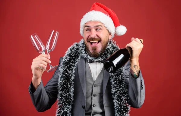 Baas santa hoed knutselen vieren nieuwjaar of kerst. Doe mee met de kerstviering. Kerstfeest uitnodiging. Man met baard hipster santa houden fles. Zakelijk kerstfeest. Laten we champagne drinken. — Stockfoto