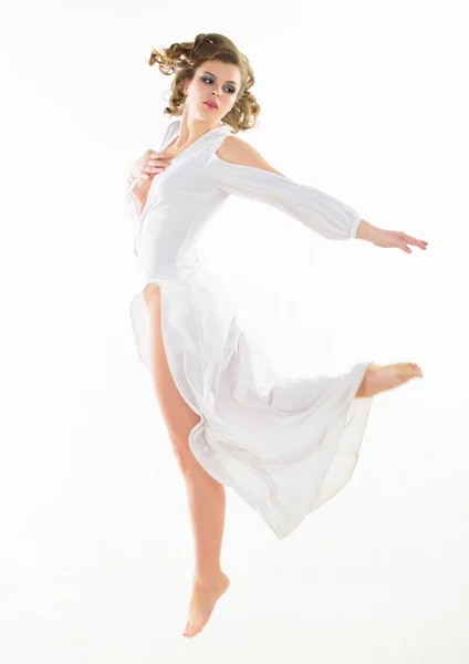 Sentirse fresco e ingrávido. Chica modelo vintage atractivo sobre fondo blanco. Mujer elegante dama retro peinado maquillaje volar o saltar en vestido blanco. Sexy vestido de moda vintage. Belleza divina —  Fotos de Stock