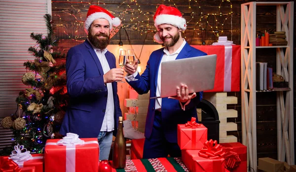 Bezit champagneglazen mannen zakenpartners en collega's. Kantoor partij concept. Corporate partij New year. Mensen uit het bedrijfsleven drinken champagne op feestje. Collega's vieren corporate partij Nieuwjaar — Stockfoto