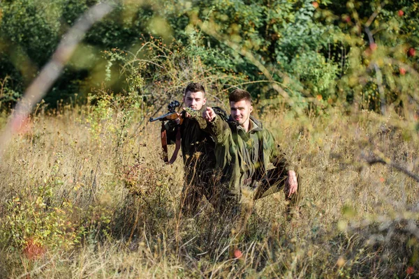 Hobby para los hombres de verdad concepto. Cazadores con rifles en ambiente natural. Cazadores guardabosques en busca de animales o aves. Caza con amigos ocio hobby. Hunter amigo disfrutar del ocio en el campo —  Fotos de Stock