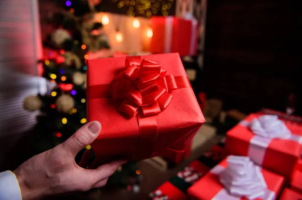 家族や友人のための驚きの贈り物を準備します。クリスマスと新年に備えます。魔法の瞬間。大きなリボンの弓でギフト ボックスをクローズ アップ。赤の贈り物をラップやプレゼントを。ラッピング ギフトの概念 — ストック写真