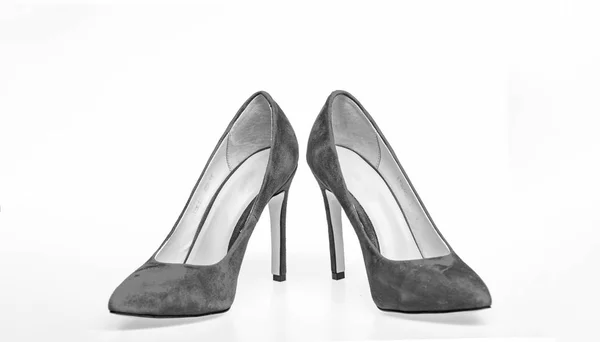 Обувь из красной замши на белом фоне, изолированная. Обувь для женщин с тонкими каблуками. Концепция обуви Elegant stiletto. Пара модных туфель на высоком каблуке — стоковое фото