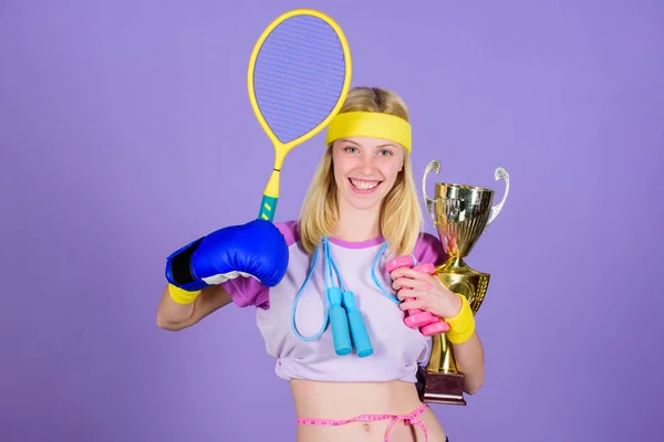 Campeón del deporte. Campeón de fitness. Concepto de campeón. Chica exitosa mujer moderna sostiene copa de oro de campeón. Mujer buena en tenis salto boxeo deporte fitness. Cómo encontrar tiempo para todo — Foto de Stock