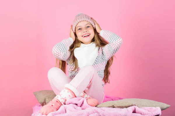 아이 긴 머리 따뜻한 모직 모자 따뜻한을 즐길 수 있습니다. 따뜻한 옷 개념입니다. 계속 됩니다 따뜻한 액세서리 편안한이 겨울. 따뜻하고 편안 하 게 유지. 아이 여자 착용 니트 모자 핑크 backgroun 휴식 — 스톡 사진