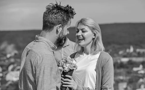 Casal apaixonado namoro enquanto homem barbudo ciumento assistindo esposa enganá-lo com amante. Casal romântico namorados flores bouquet. Conceito de infidelidade. Amantes que se encontram ao ar livre flertar relações românticas — Fotografia de Stock