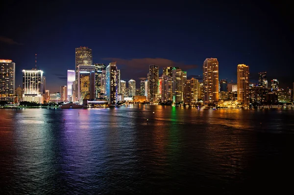 迈阿密的天际线摩天大楼在晚上 — 图库照片#
