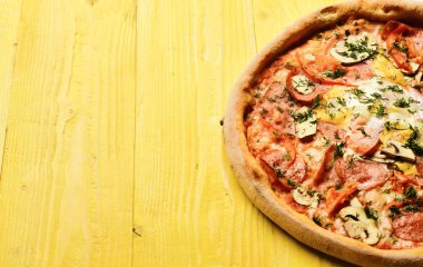 Kırmızı soslu ve çıtır çıtır kenarlı yemekleri çıkar..