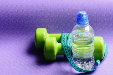 Şekillendirme ve fitness ekipmanları. Spor ve sağlıklı yaşam konsepti