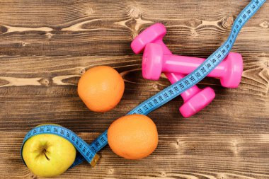 Fitness kavramı, teyp, portakal ve elma ölçme ile Halter ağırlık