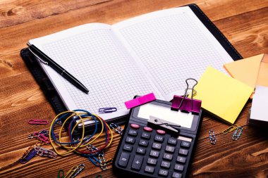 Sarı yapışkan notlu renkli klipler ve elastikler