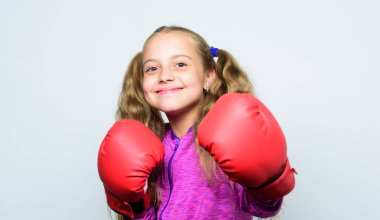 Boks spor kadın için. Spor yetiştirme. Başarılı lider beceri. Spor yetişmesi için lider. Kız beyaz arka plan üzerinde poz kırmızı eldivenli sevimli çocuk. Spor boks eldivenli sevimli çocuk