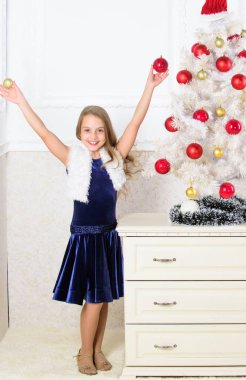 Yılın çok özel zamanı. Noel tezahürat yayılan. Çocuk mutlu tatil sezonu geldi çünkü. Kış tatil kavramı. Aile tatil kavramı. Kız kadife elbise hissediyorum Noel ağacının yanında şenlikli