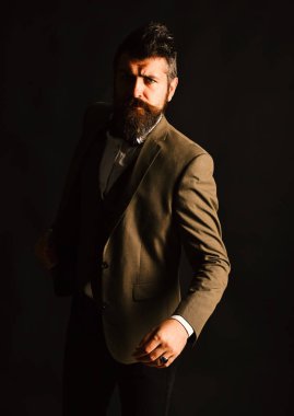 Vintage akıllı elbiseli çekici iş adamı. İle genç ilginç işadamı kahverengi arka planda, retro styl