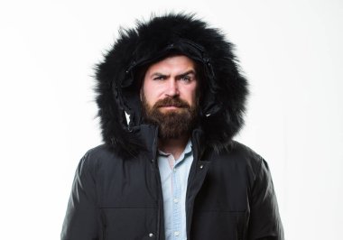 Kış kıyafeti. Hipster kış moda. Adam kukuleta ile siyah kış ceket giymek. Hava değişiklikleri için hazır. Kış şık erkek giyim. Sakallı adam ayakta beyaz arka plan üzerinde izole sıcak ceket parka