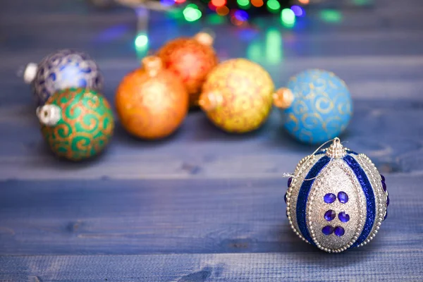 Különböző karácsonyi díszek. Díszíteni a karácsonyfát, a hagyományos játékok. Karácsonyi labdák dekoráció kék fa felületre. Téli üdülés koncepció. Szilveszter és a karácsony jelképe — Stock Fotó