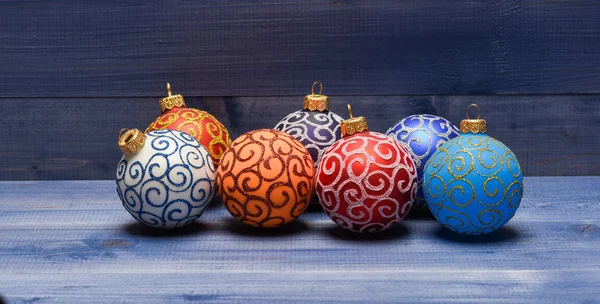 Escoge decoraciones coloridas. Decoración moderna de Navidad. Bolas con brillo y adornos decorativos brillantes. Decoraciones de adornos navideños sobre fondo de madera vintage. Decoraciones de Navidad concepto — Foto de Stock