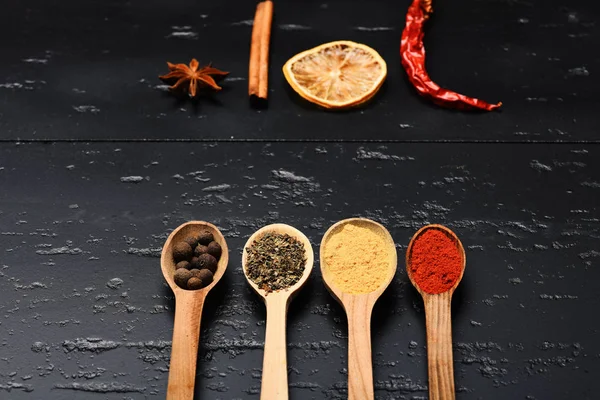 Cucharas de madera con pimentón, cúrcuma, hierbas y pimienta — Foto de Stock