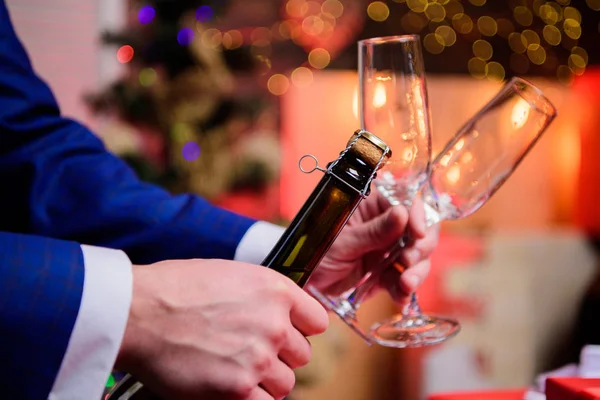 Mãos masculinas abrindo garrafa de champanhe no fundo decorações de Natal. Abra o champanhe e celebre as férias. Celebre o Ano Novo com a bebida de champanhe. Brinde e aplaude conceito. Vamos comemorar — Fotografia de Stock