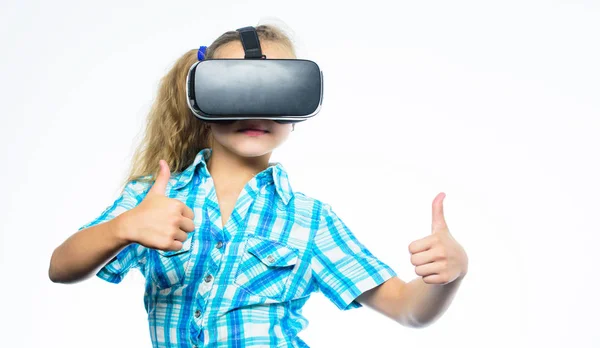 Kid explorar tecnologia moderna realidade virtual. Menina bonito criança com cabeça montada exposição no fundo branco. Educação virtual para alunos da escola. Obtenha experiência virtual. Conceito de realidade virtual — Fotografia de Stock