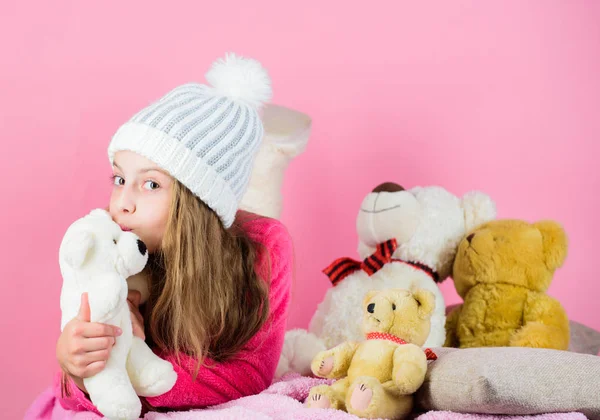Barn liten flicka lekfullt håll nallebjörn plysch leksak. Kid lilla flicka spela med mjuk leksak Nalle på rosa bakgrund. Nallar hjälpa barn hantera känslor och begränsa stress. Bär leksaker collection — Stockfoto