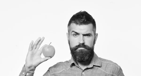 Mann mit Bart hält rote Früchte isoliert auf weißem Hintergrund. — Stockfoto