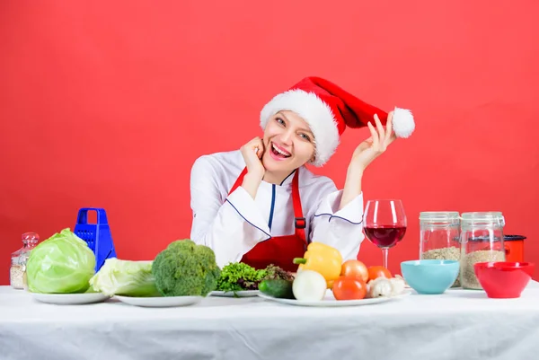 Gezonde christmas holiday recepten. Beste Kerst Recepten van perfecte huisvrouw. Vrouw chef-kok KERSTMUTS koken in de keuken. Koken voor familie. Het idee van het diner van Kerstmis. Eenvoudige ideeën voor kerstfeest — Stockfoto