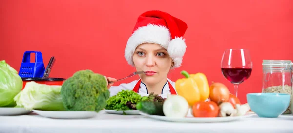 Beste Kerst Recepten. Geniet van de eenvoudige ideeën voor het kerstfeest. Feestelijke menu concept. Het idee van het diner van Kerstmis. Gezonde christmas holiday recepten. Vrouw chef-kok of huisvrouw koken terwijl slijtage KERSTMUTS — Stockfoto