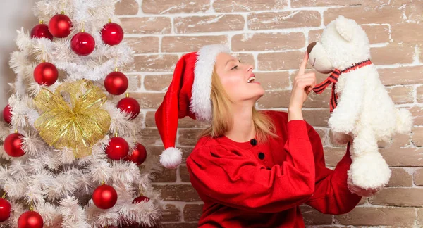 Entrega presentes de Natal. Festa de Ano Novo. Feliz Natal e feliz ano novo. menina feliz em chapéu de Papai Noel. Uma mulher sorridente a celebrar o Natal. Olha para aquilo. Vamos comemorar. Composição de Natal — Fotografia de Stock