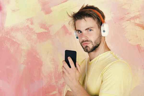 Μπλε eyed κομψό hipster με smartphone. Ακούγοντας τραγούδια χαρούμενα εφηβική dj μέσω ακουστικά. Ευρωπαίου ανθρώπου έχουν διασκέδαση χρόνο. American όμορφος γενειοφόρος τύπος με ακουστικά. Μουσικό τρόπο ζωής — Φωτογραφία Αρχείου