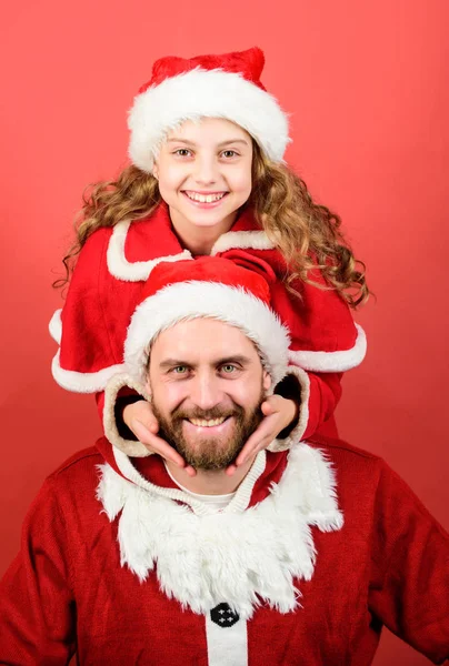 La creencia en santa constituye la parte más mágica de la infancia. Niña linda niña y padre barbudo usan traje de santa. Fiesta de Navidad. Cómo ser guía de los padres de Santa Claus. Mi padre es Papá Noel. — Foto de Stock