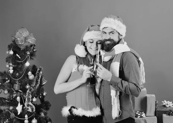 Uomo con barba e donna con facce felici su blu — Foto Stock