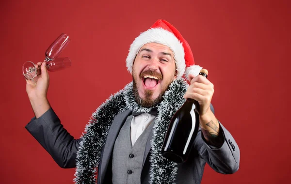 Karácsonyi meghívó. Az ember szakállas csípő santa hold üveg. Vállalati karácsonyi partin. Lehetővé teszi, hogy megünnepeljük a téli üdülés. Főnök santa kalap ünnepelni Szilveszter vagy a karácsony. Csatlakozzon a karácsonyi ünnepség — Stock Fotó