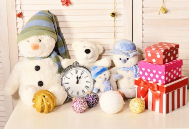 Oyuncaklar ahşap duvardaki büroya yerleştirildi.