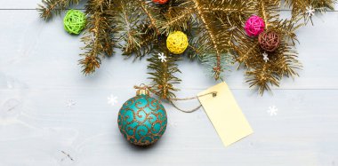 Noel tatil kavramı. Dekoratif top oyuncak ve hediye etiketi kopya alanı. Noel için hazır olun. Noel dekorasyonları ahşap arka plan üstten görünüm. Noel ağacı süslemek için ihtiyacın olan her şey
