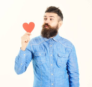 Sevgililer Günü konsepti. Mutlu yüzlü adam sevgililer gününü kutluyor.