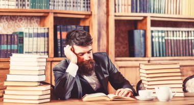 Hipster vintage iç oturur ve okuma sahiptir.