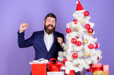 Denetim listesi Noel hazırlığı. Noel hediyeleri ve dekorasyonlar. Hazırlık ve kutlama. Nasıl korku veren ofis Noel partisi düzenlemek için. Sakallı hippi giyim resmi takım elbise Noel ağacı yakınındaki